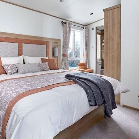 Captivating Bluebell Lodge 2-Bed Cotswolds Caravan Cirencester Ngoại thất bức ảnh