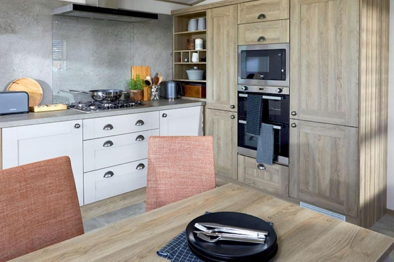 Captivating Bluebell Lodge 2-Bed Cotswolds Caravan Cirencester Ngoại thất bức ảnh