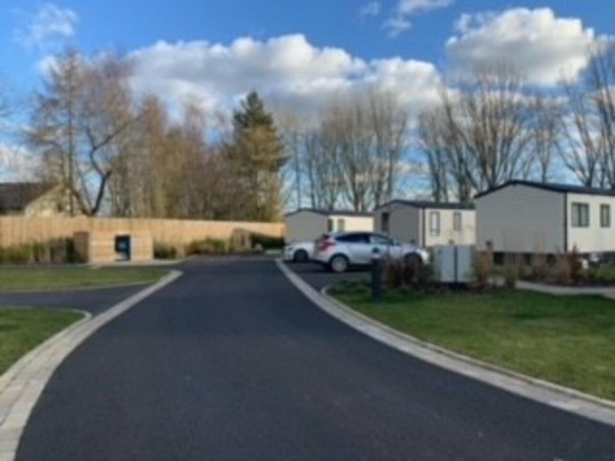 Captivating Bluebell Lodge 2-Bed Cotswolds Caravan Cirencester Ngoại thất bức ảnh