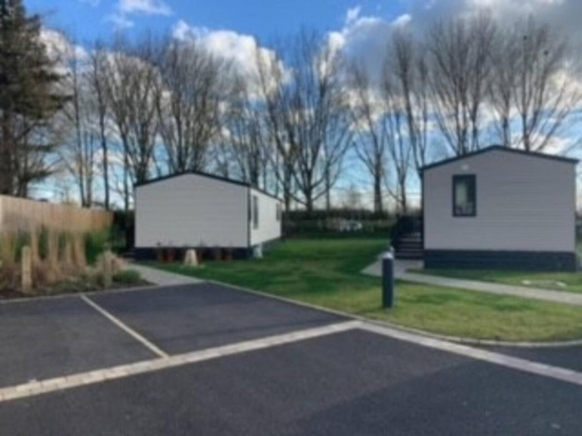 Captivating Bluebell Lodge 2-Bed Cotswolds Caravan Cirencester Ngoại thất bức ảnh