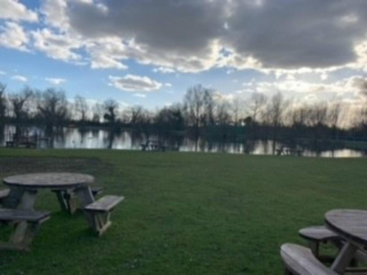 Captivating Bluebell Lodge 2-Bed Cotswolds Caravan Cirencester Ngoại thất bức ảnh