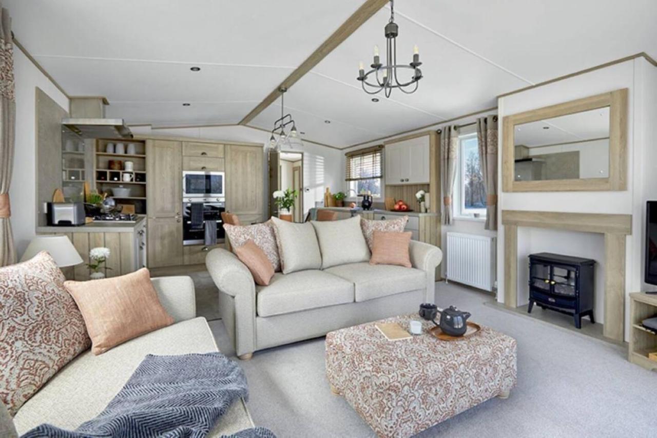 Captivating Bluebell Lodge 2-Bed Cotswolds Caravan Cirencester Ngoại thất bức ảnh