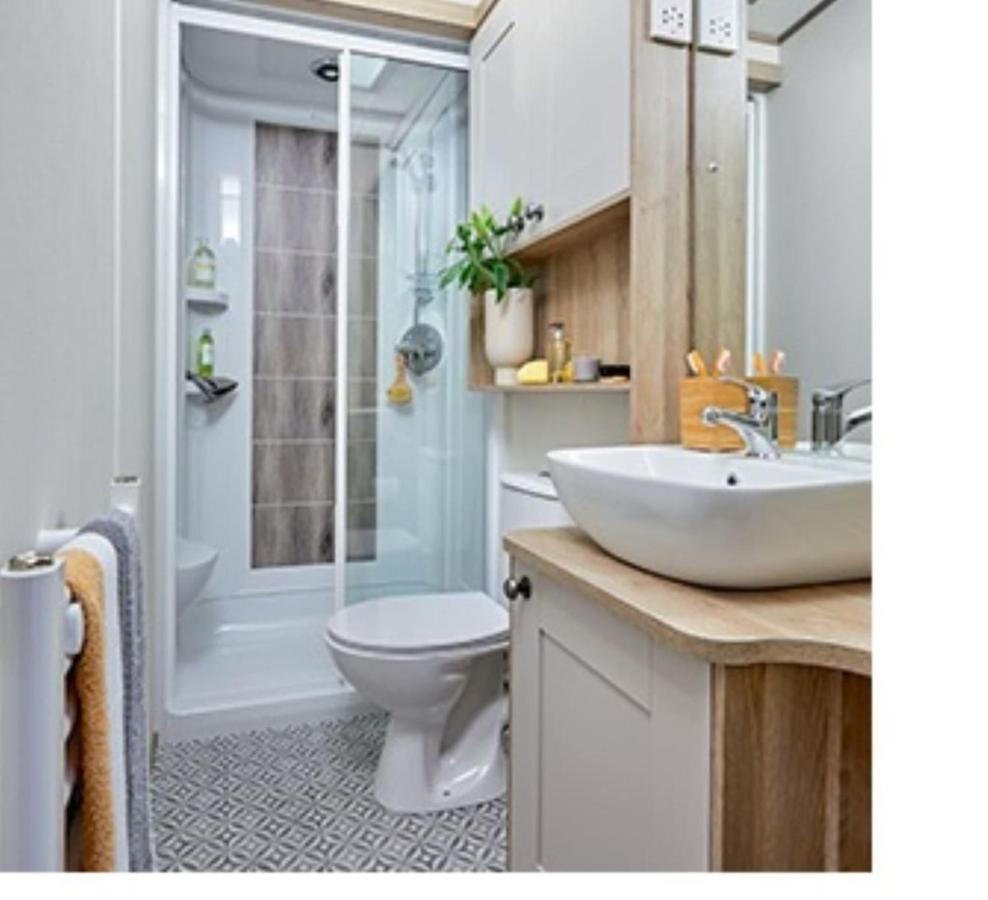 Captivating Bluebell Lodge 2-Bed Cotswolds Caravan Cirencester Ngoại thất bức ảnh