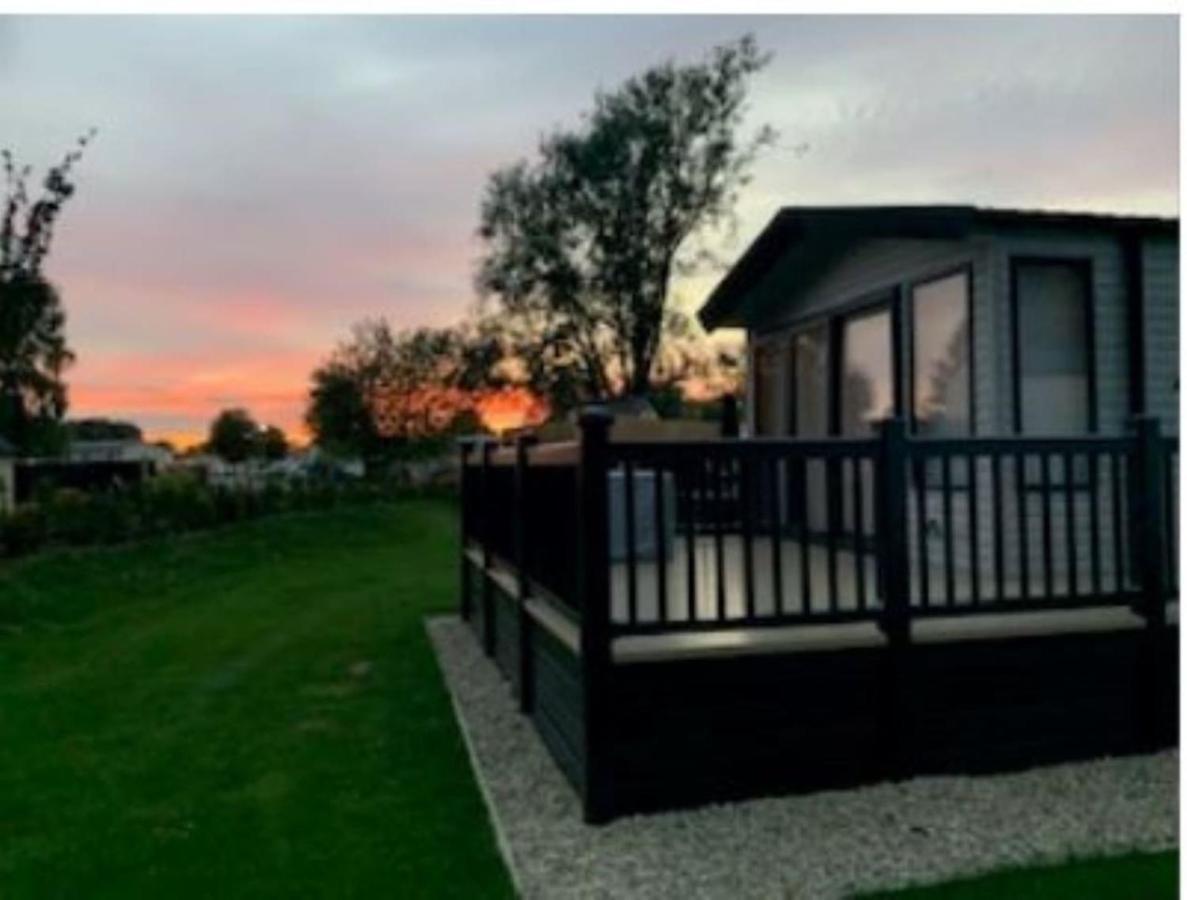 Captivating Bluebell Lodge 2-Bed Cotswolds Caravan Cirencester Ngoại thất bức ảnh