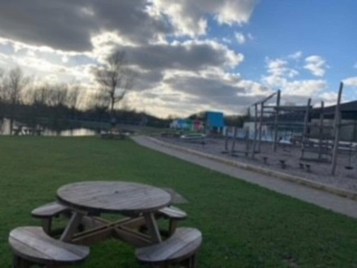 Captivating Bluebell Lodge 2-Bed Cotswolds Caravan Cirencester Ngoại thất bức ảnh