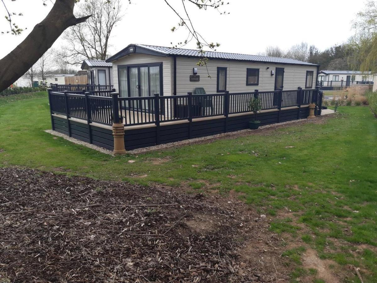 Captivating Bluebell Lodge 2-Bed Cotswolds Caravan Cirencester Ngoại thất bức ảnh