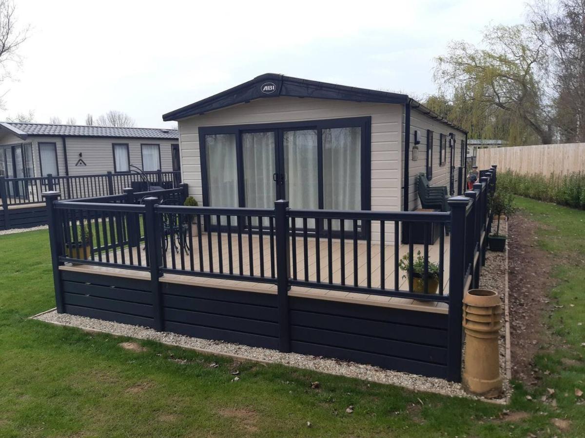 Captivating Bluebell Lodge 2-Bed Cotswolds Caravan Cirencester Ngoại thất bức ảnh